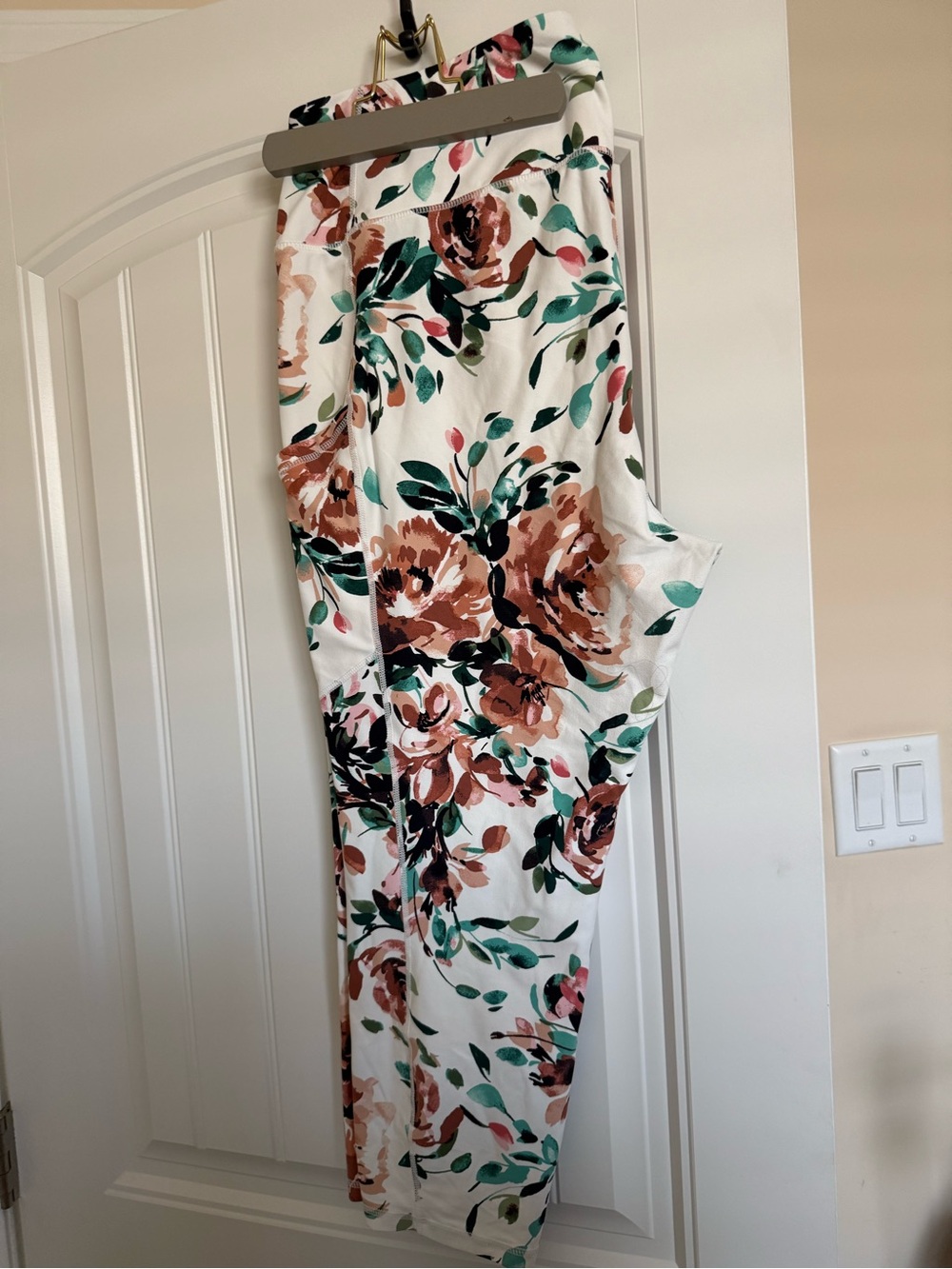 torrid White Floral High-Waist Capri Legging & Crop Tank Set - Picture 5 of 6